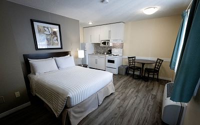 Siesta Suites Kelowna